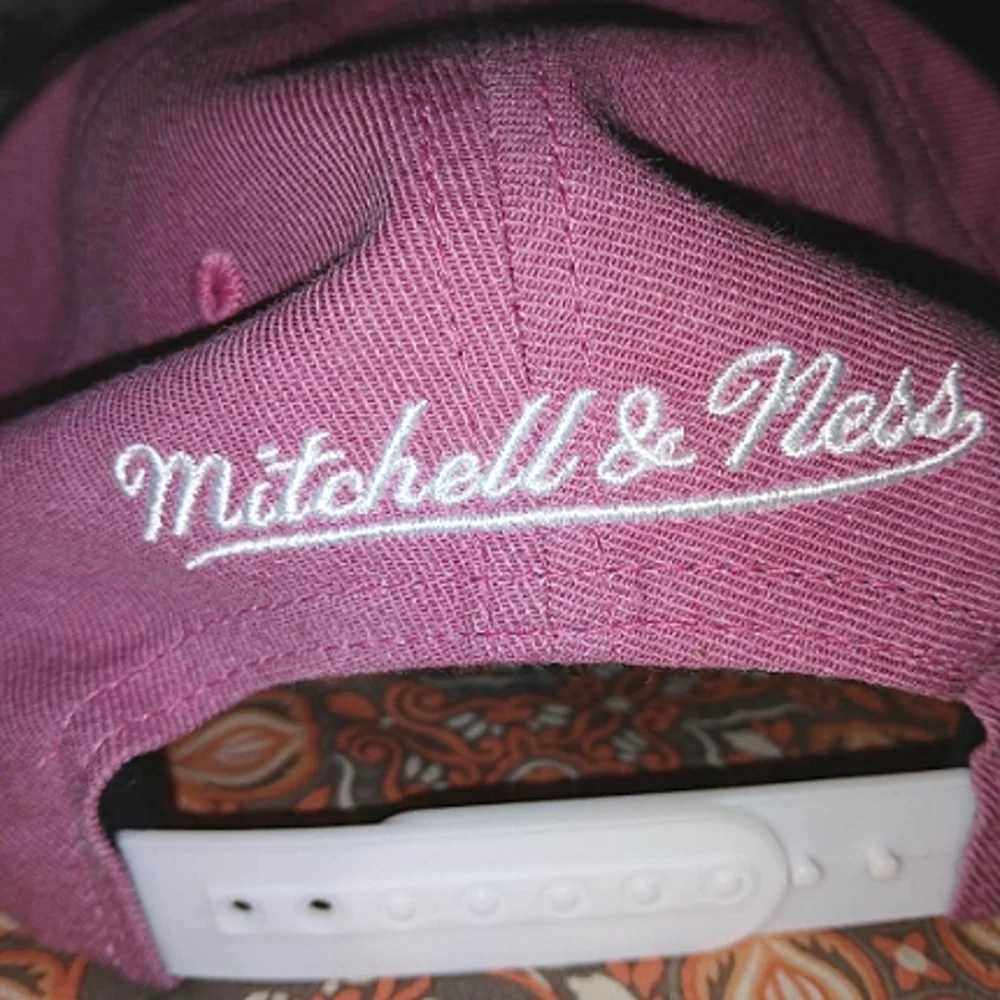 😻⚡ Cleveland Cavaliers Mitchell & Ness Adjustable Fit cap in Pink with White⚡😻 - Picture 3 of 5